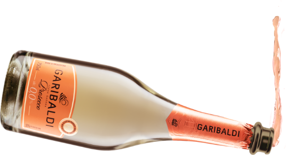 Garrafa de vinho moscatel branco marca Garibaldi com uma taça logo atrás servida com a bebida.